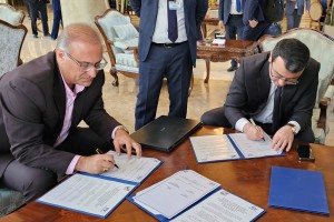 Signing of the agreement to set up the medical equipment production line of Parto Nagar Persia company in Uzbekistan
