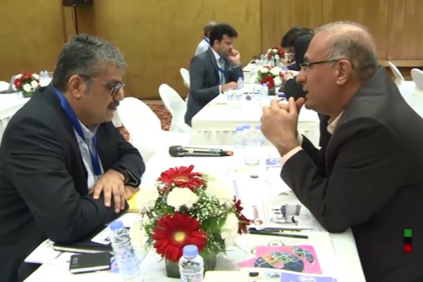 Prato Negar Persia şirketinin Hindistan'daki tıbbi ekipman fuarının oturum aralarında Hintli şirketlerle iş toplantısı